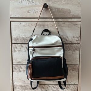 NWOT
Women’s travel backpack with optional shoulder strap and matching wristlet